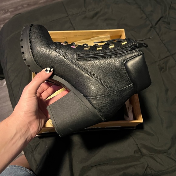 Boots - Picture 8 of 11